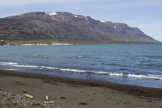 2011-07-01_12-13-32 island.jpg - Schwarzer Strand von Saudarkrokur - wer wagt sich rein?